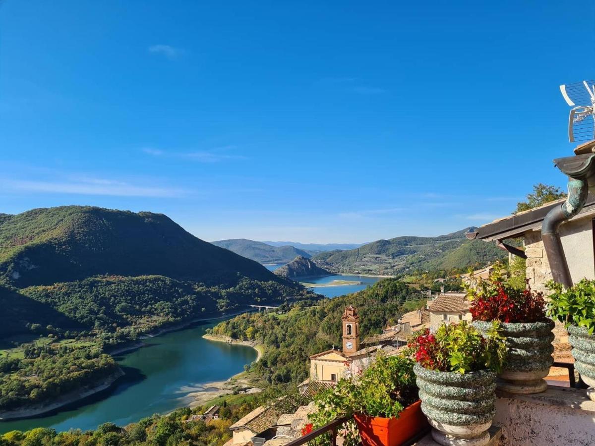 La Casa Sul Fiordo Lago Del Turano Paganico Sabino Kültér fotó
