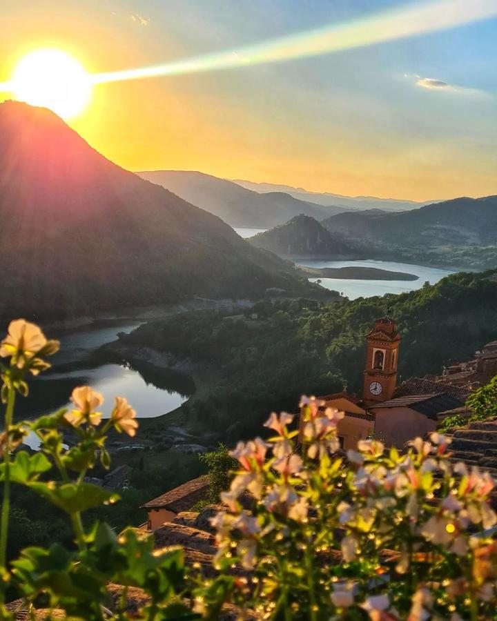La Casa Sul Fiordo Lago Del Turano Paganico Sabino Kültér fotó